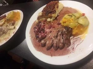 Magret de Canard aux fruits rouges du restaurant Au C&oelig;ur du Monde